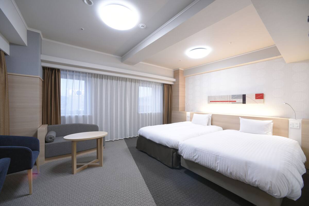 standard twin room, multiple beds, non smoking | premium bedding, in-room safe, desk, laptop workspace