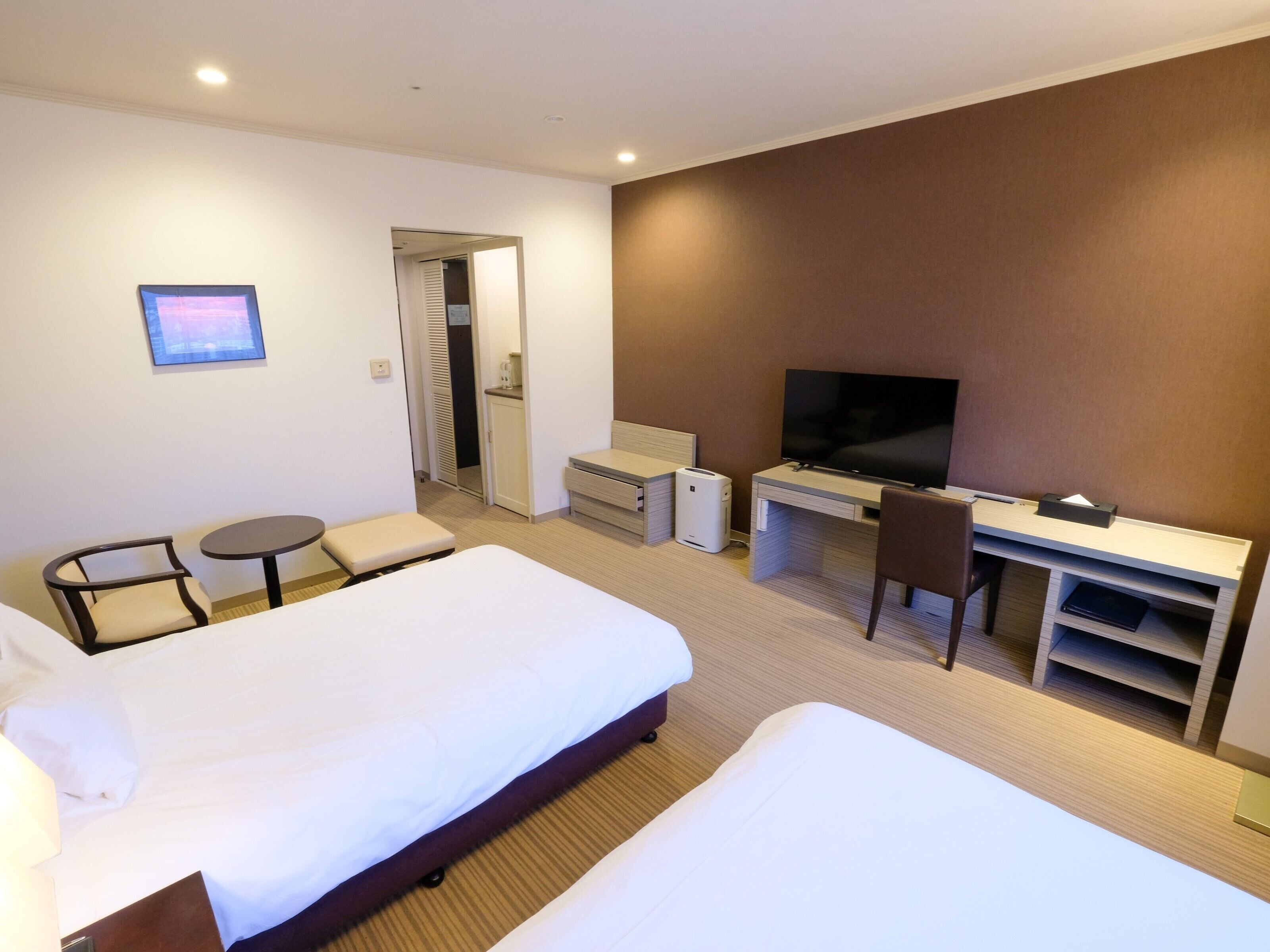 executive twin room, multiple beds, non smoking | premium bedding, in-room safe, desk, laptop workspace
