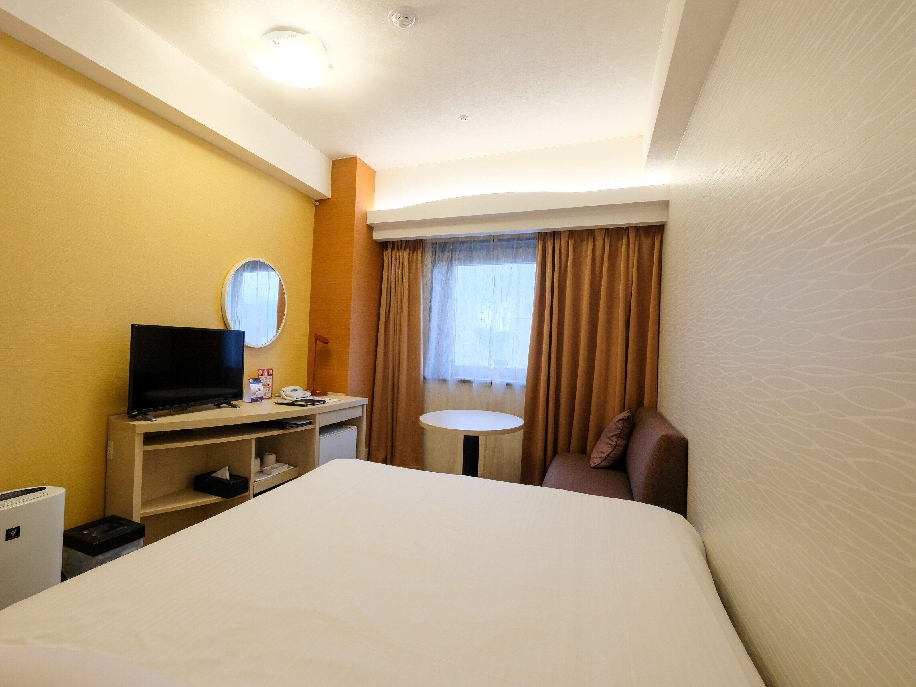 premium bedding, in-room safe, desk, laptop workspace