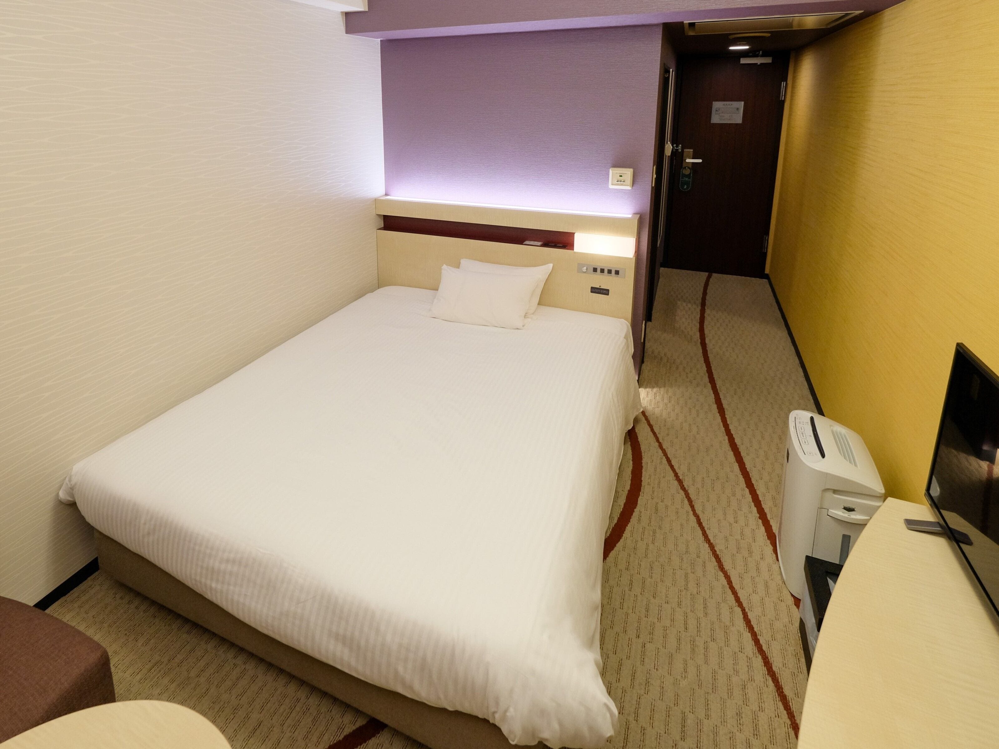 premium bedding, in-room safe, desk, laptop workspace