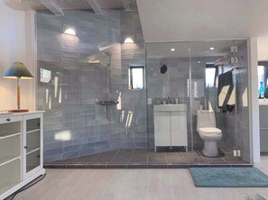 Elite Penthouse | Bathroom | Shower, hair dryer, towels - iHouse ChinChin (Seoul)