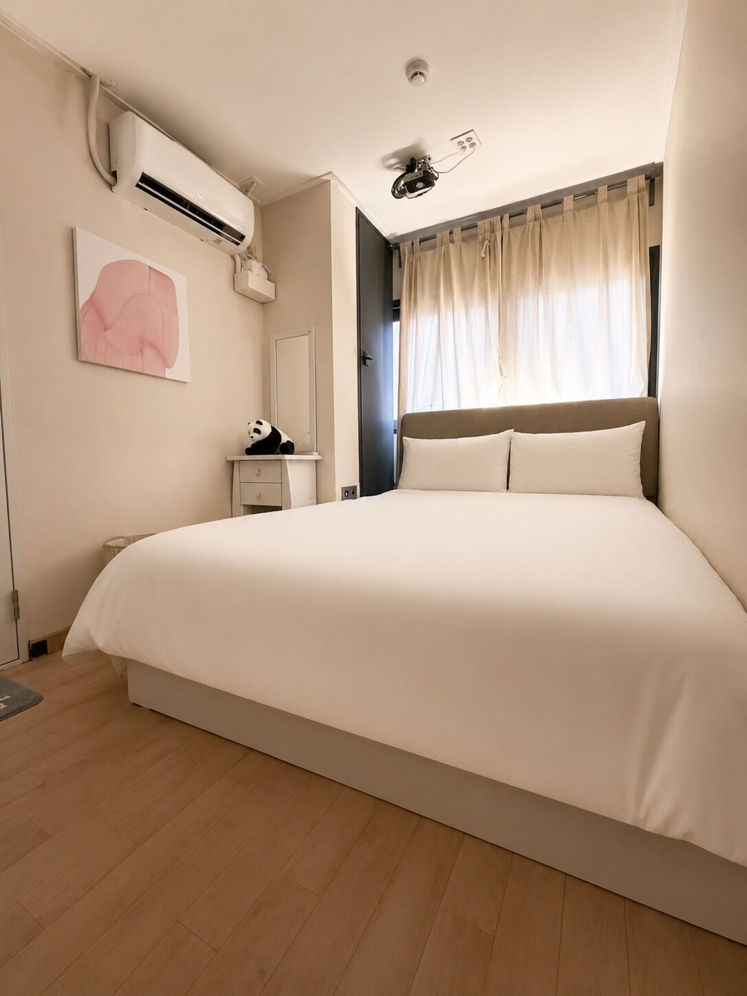Cortinas blackout, wifi gratis y ropa de cama 