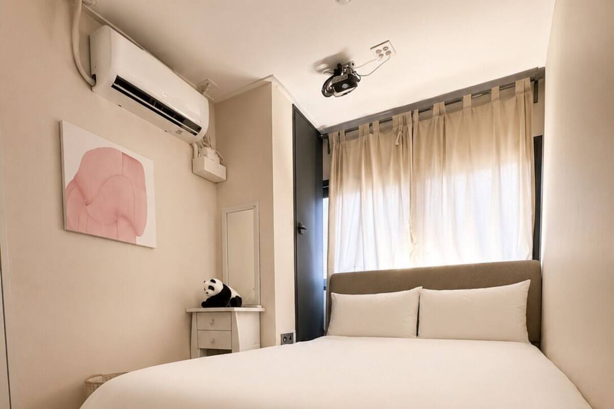 Classic Studio Suite | Blackout drapes, WiFi (free), bed sheets
