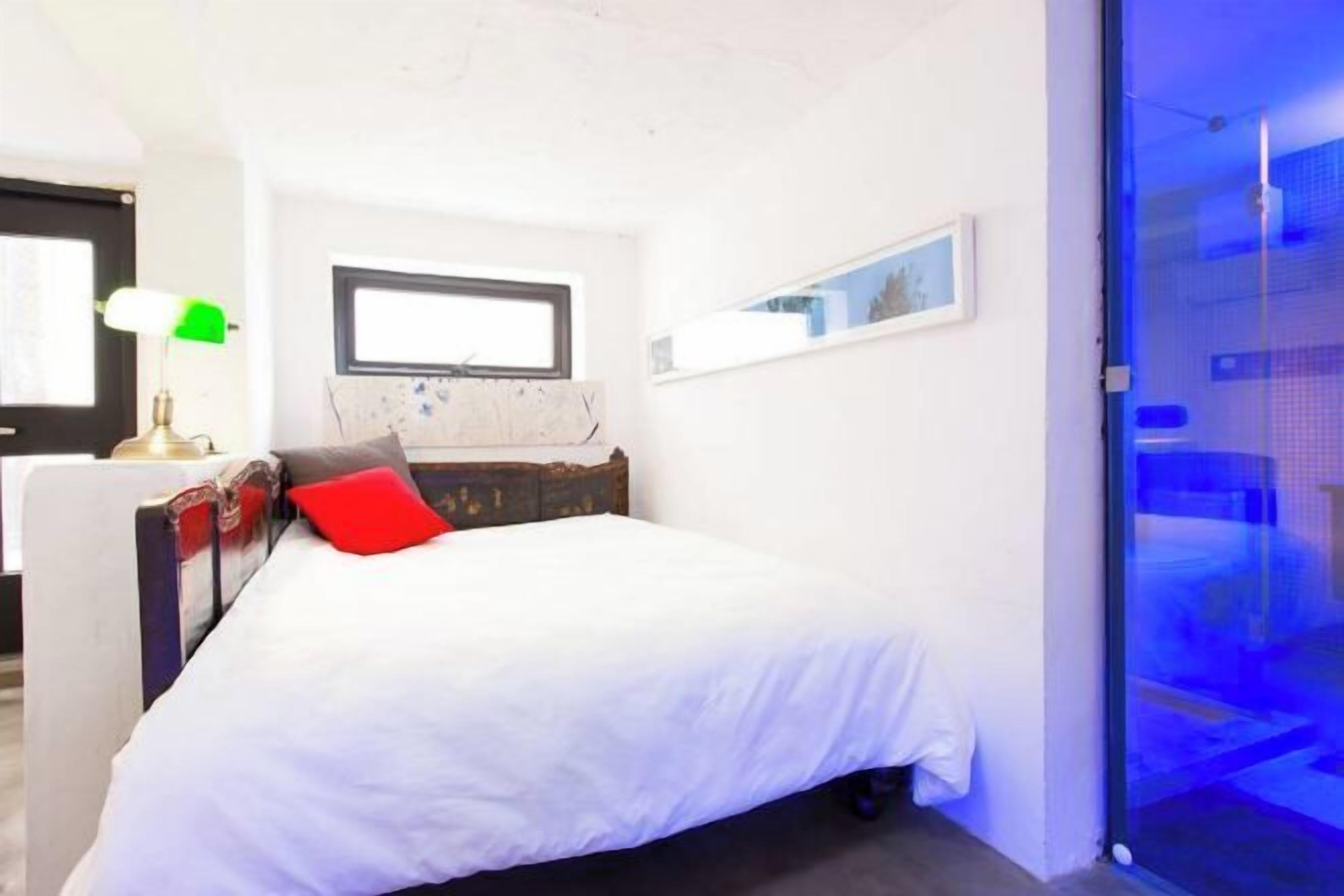 Blackout curtains, free WiFi, bed sheets