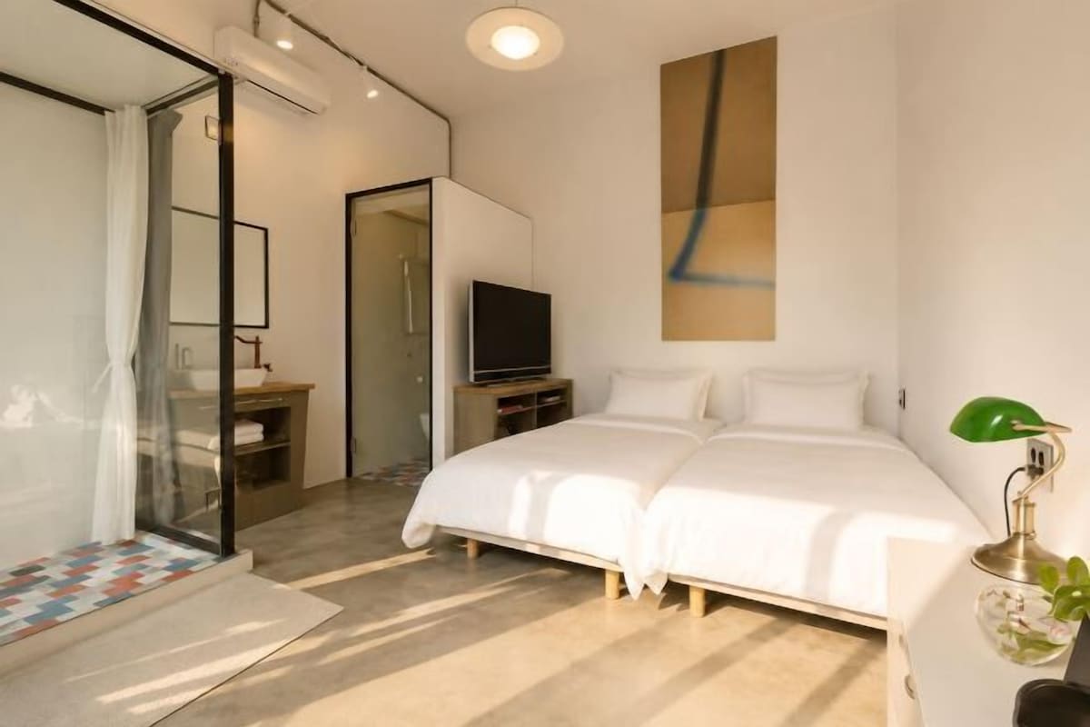 Blackout drapes, WiFi (free), bed sheets