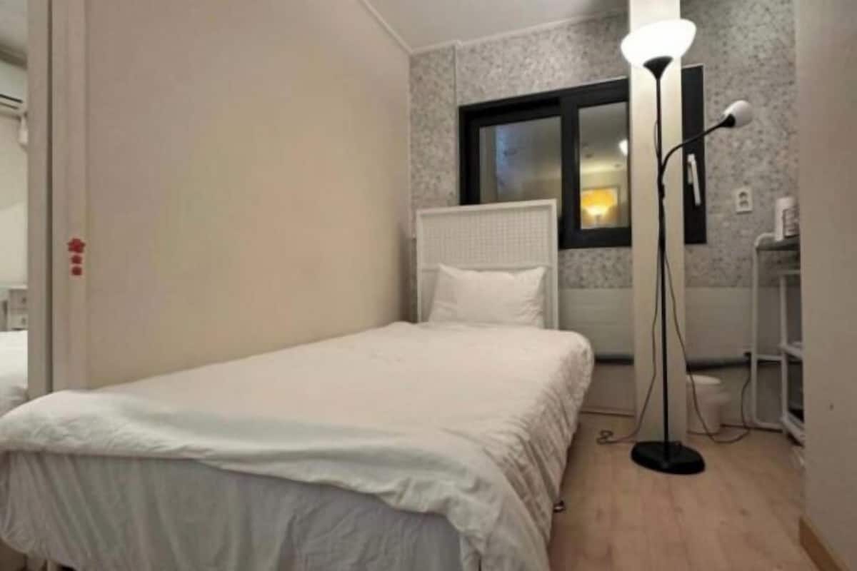 Cortines opaques, wifi gratuïta i roba de llit