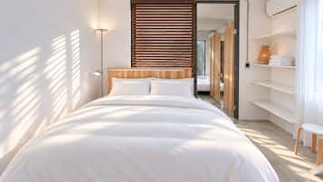 Una camera da letto moderna con un letto grande, una testiera in legno e un armadio a muro.