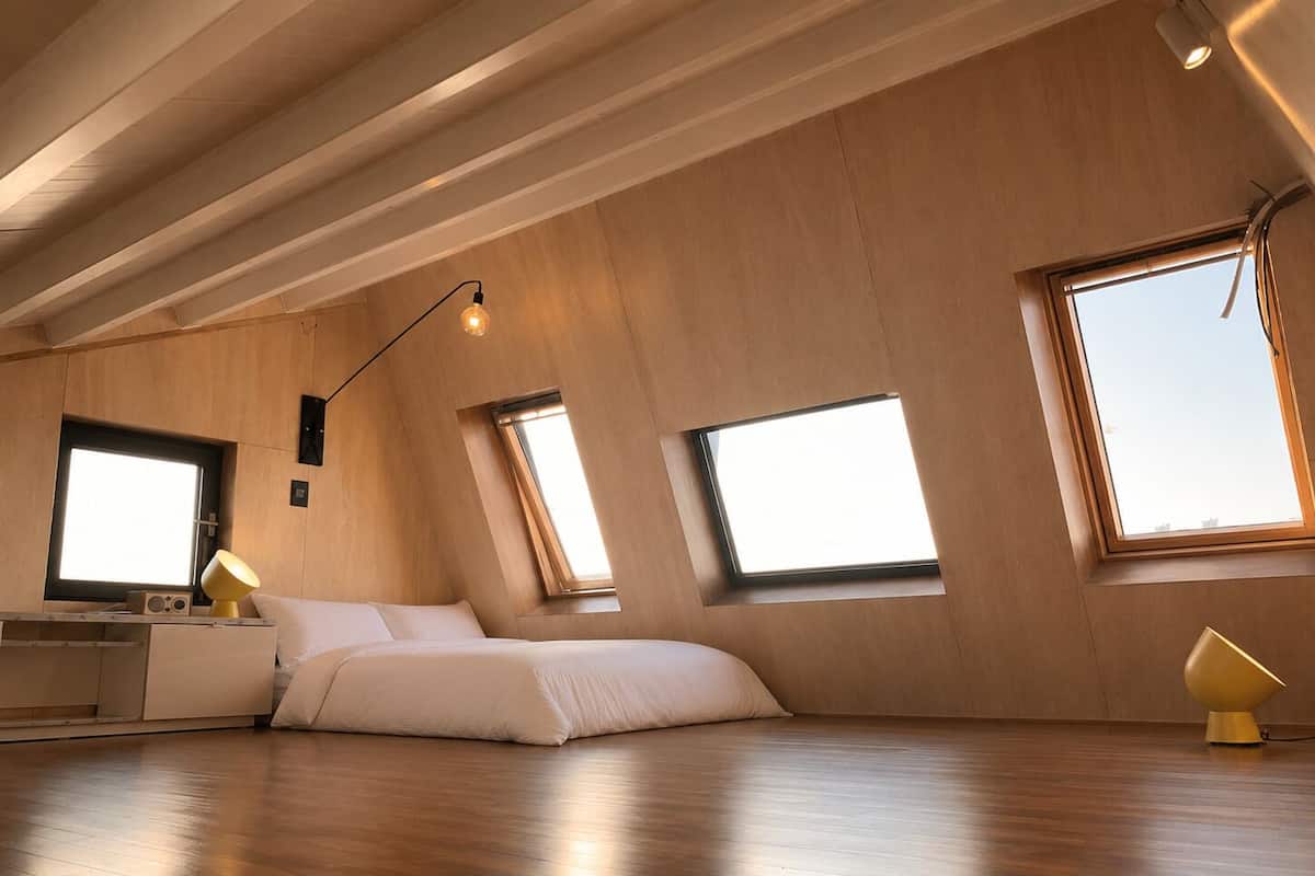 Cortinas blackout, wifi gratis y ropa de cama