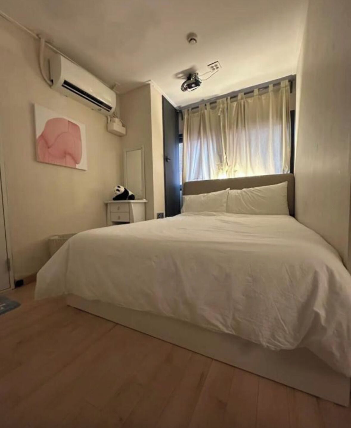 Cortinas blackout, wifi gratis y ropa de cama 