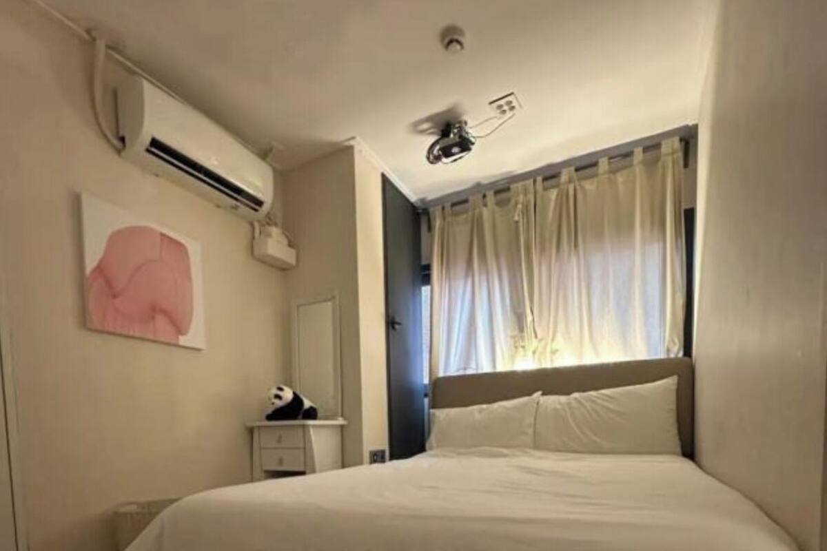 Cortinas blackout, wifi gratis y ropa de cama