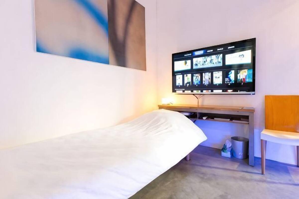 Blackout drapes, WiFi (free), bed sheets