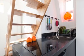 Cortinas blackout, wifi gratis y ropa de cama 