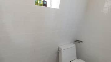 Elite Room | Bathroom | Shower, hair dryer, towels