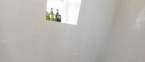 エリート ルーム | バスルーム | シャワー、ヘアドライヤー、タオル