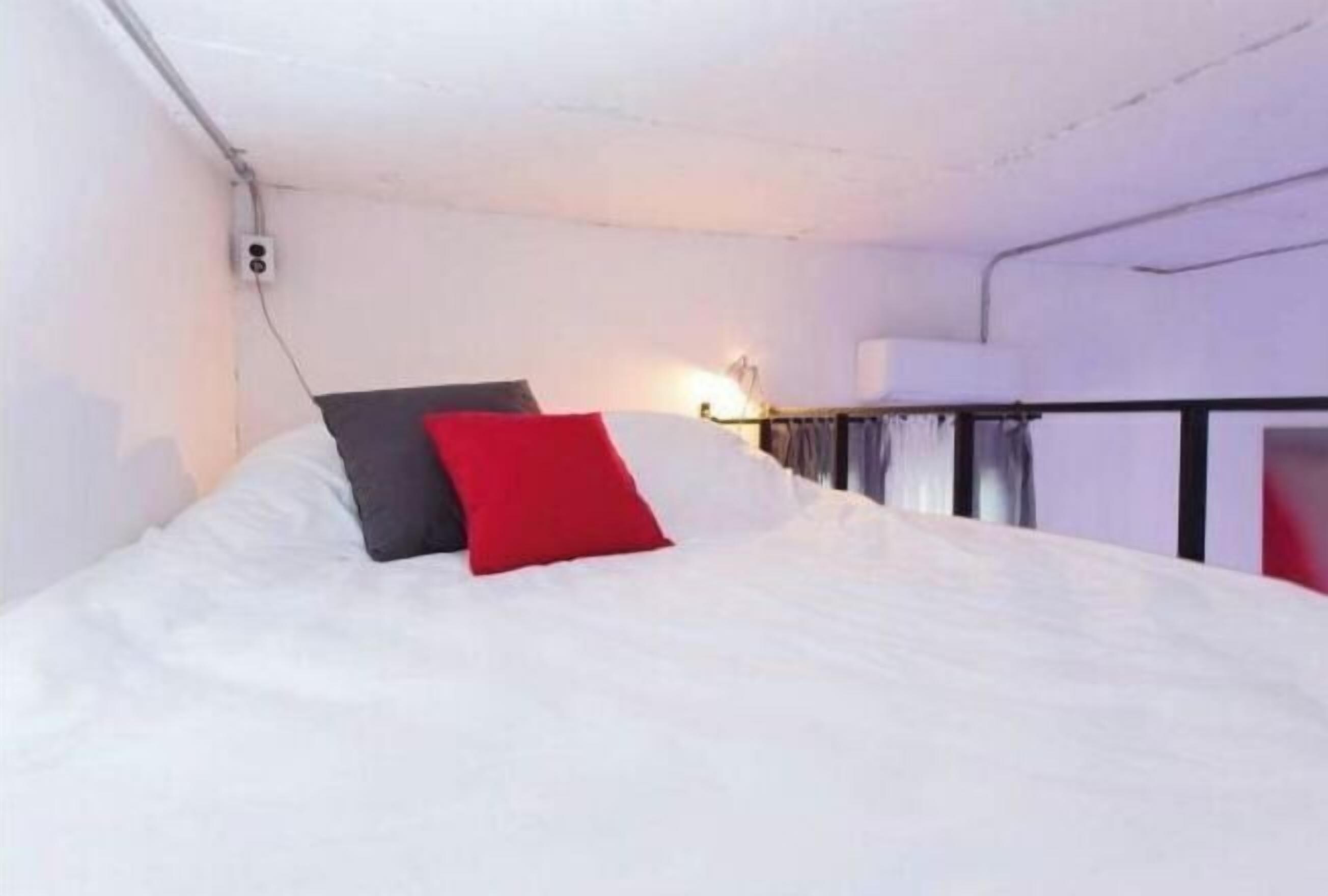 Blackout drapes, free WiFi, bed sheets