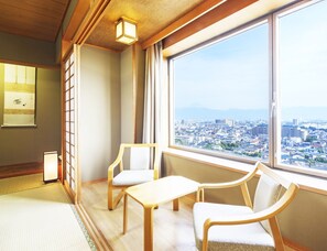 Standaard kamer, niet-roken (Japanese Style) | Een kluis op de kamer, een bureau, verduisterende gordijnen