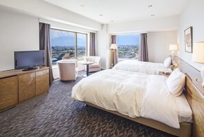 Een kluis op de kamer, een bureau, verduisterende gordijnen