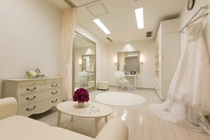 Combined shower/bathtub, deep-soaking bathtub, free toiletries