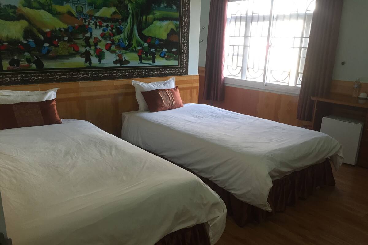 Quarto básico, 2 camas de solteiro, vista para o jardim | Roupas de cama premium, frigobar, escrivaninha, quartos à prova de som