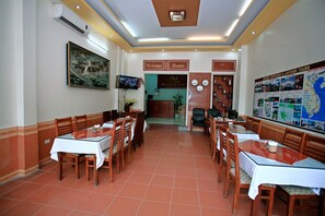 Breakfast, lunch, dinner served; Vietnamese cuisine 