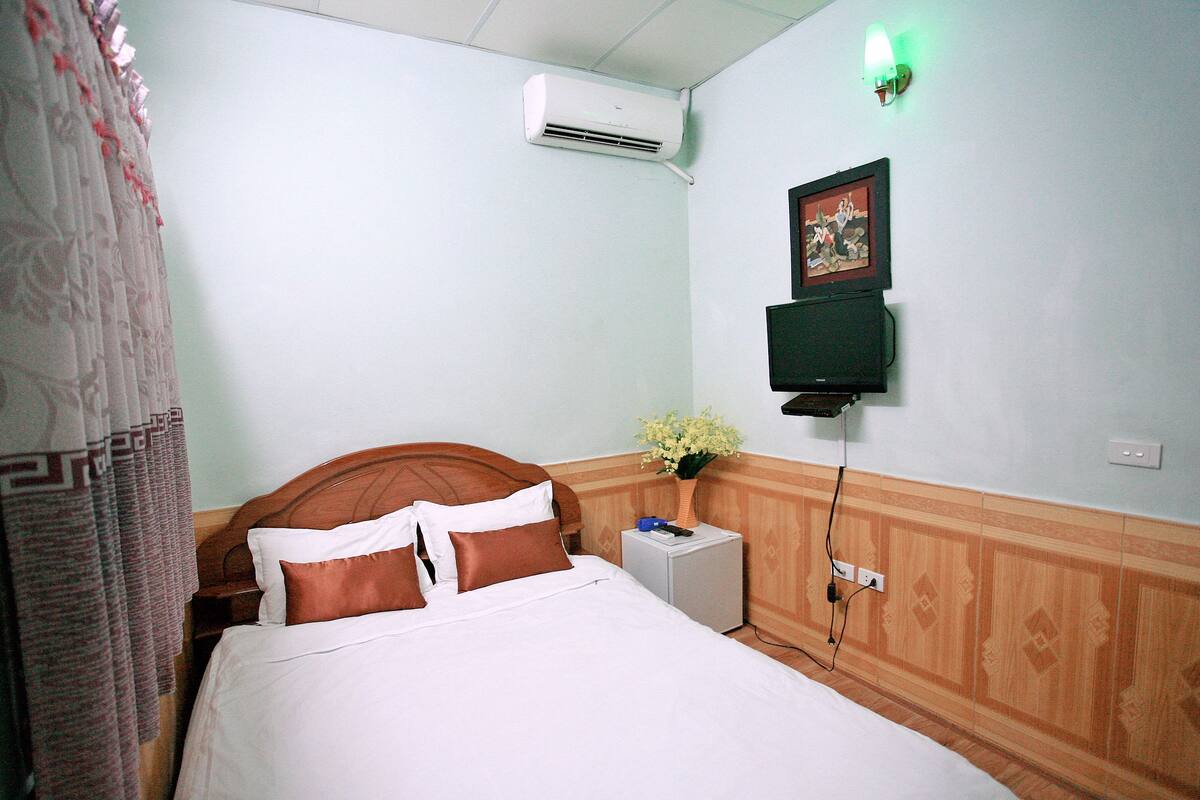 Quarto duplo econômico | Roupas de cama premium, frigobar, escrivaninha, quartos à prova de som