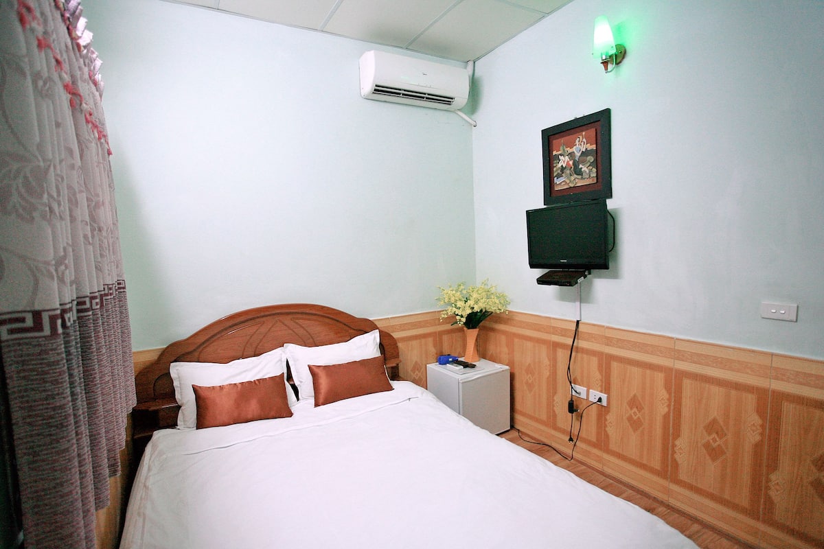 Quarto duplo econômico | Roupas de cama premium, frigobar, escrivaninha, quartos à prova de som
