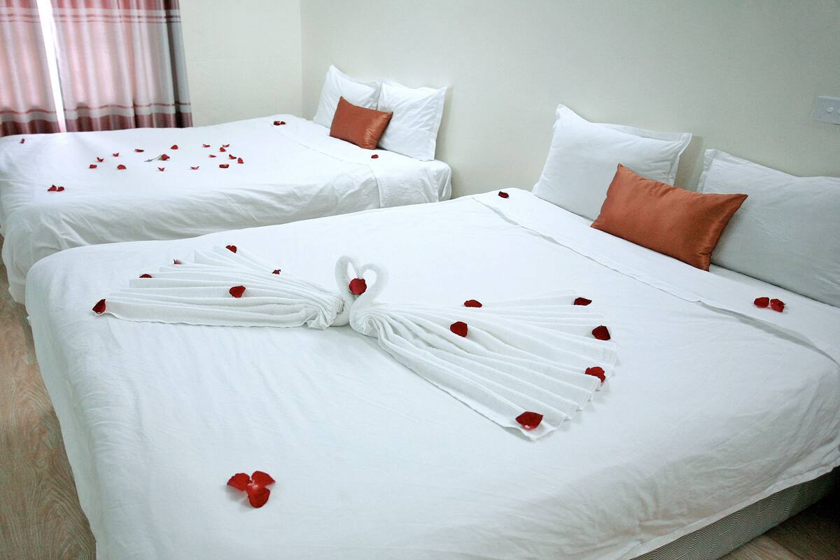 Roupas de cama premium, frigobar, escrivaninha, quartos à prova de som