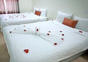 Bộ đồ giường cao cấp, minibar, bàn, phòng cách âm 