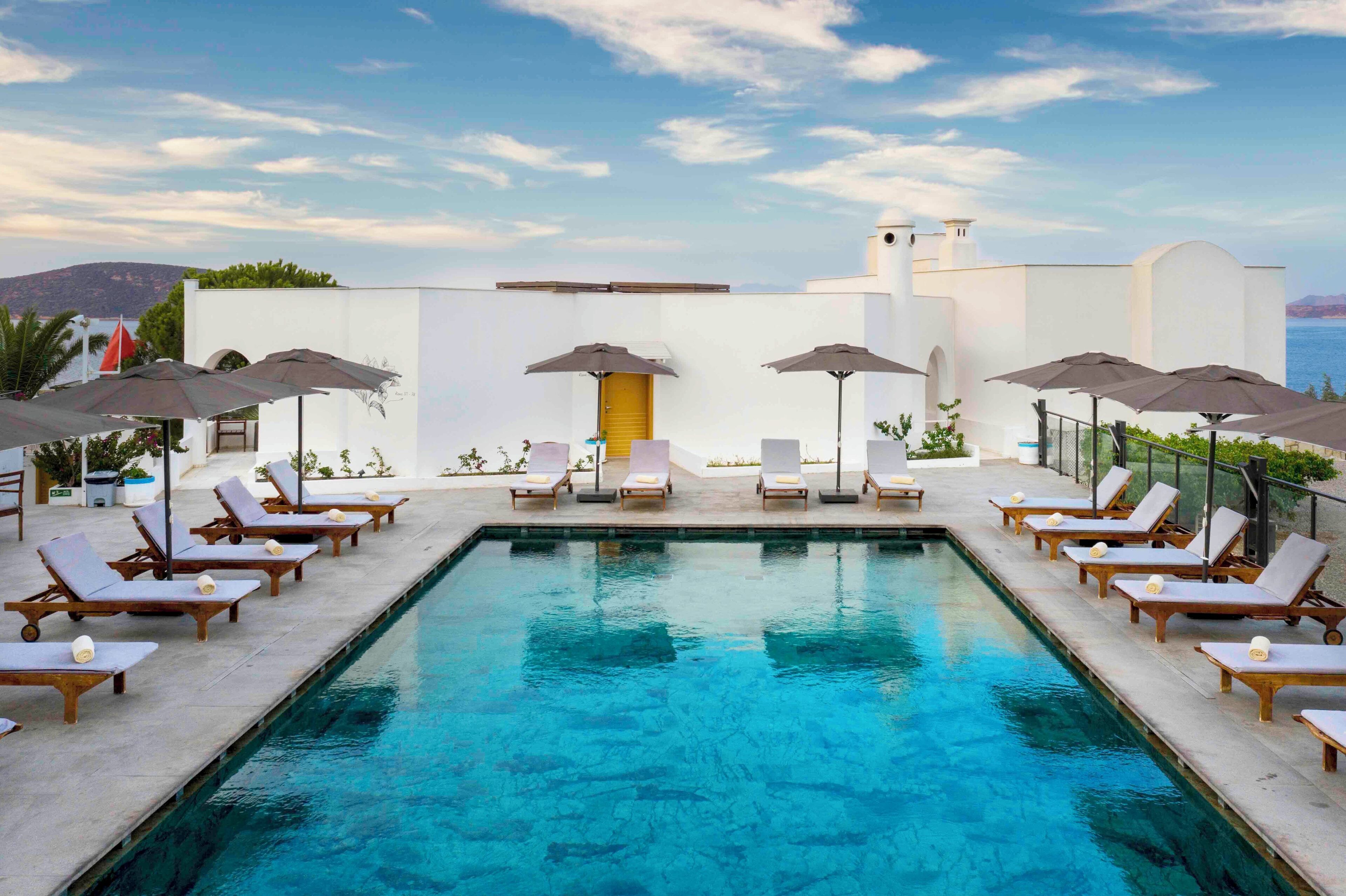 Piscine extérieure, parasols de plage, chaises longues