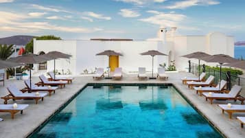 Piscine extérieure, parasols de plage, chaises longues
