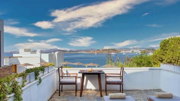 Deluxe-Doppelzimmer, Terrasse, Meerblick | Hochwertige Bettwaren, Minibar, Zimmersafe, Schreibtisch