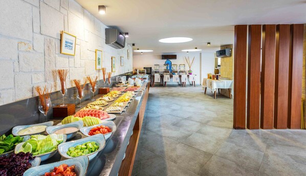 Un espace buffet proposant une variété de plats et un long comptoir.