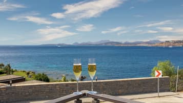 Standaard tweepersoonskamer, balkon, uitzicht op zee | Luxe beddengoed, een minibar, een kluis op de kamer, een bureau