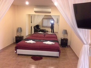 Junior Suite Parking View | มินิบาร์, ตู้นิรภัยในห้องพัก, โต๊ะทำงาน, ผ้าม่านกันแสง