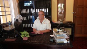 ฝ่ายต้อนรับ