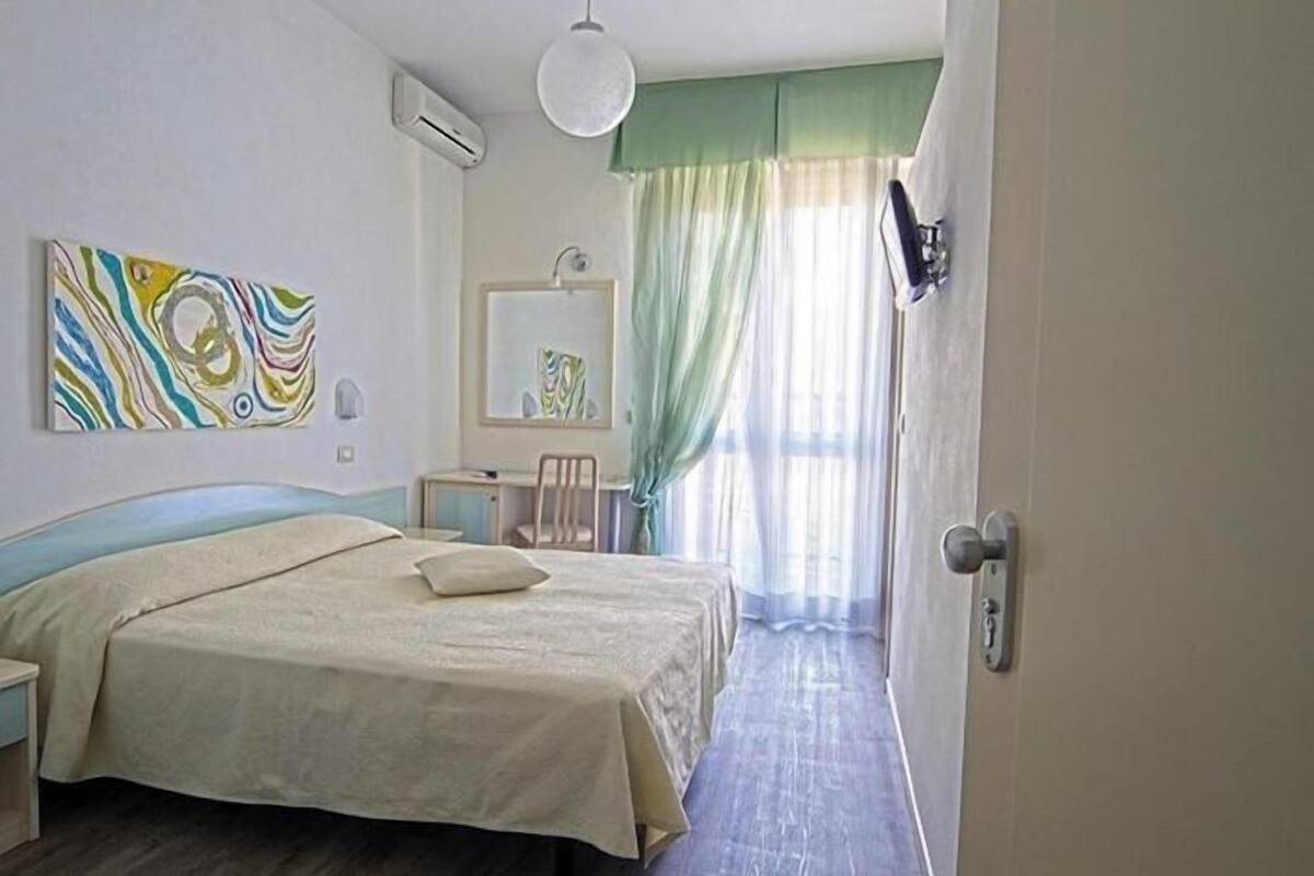 in-room safe, desk, cots/infant beds, rollaway beds