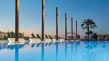 Piscina coperta, 6 piscine all'aperto, ombrelloni da piscina, lettini