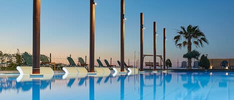 Una piscina techada, 6 piscinas al aire libre, sombrillas