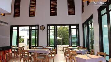 供應早餐、午餐和晚餐,泰國料理