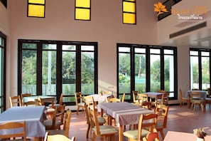 Phục vụ bữa sáng, bữa trưa và bữa tối 