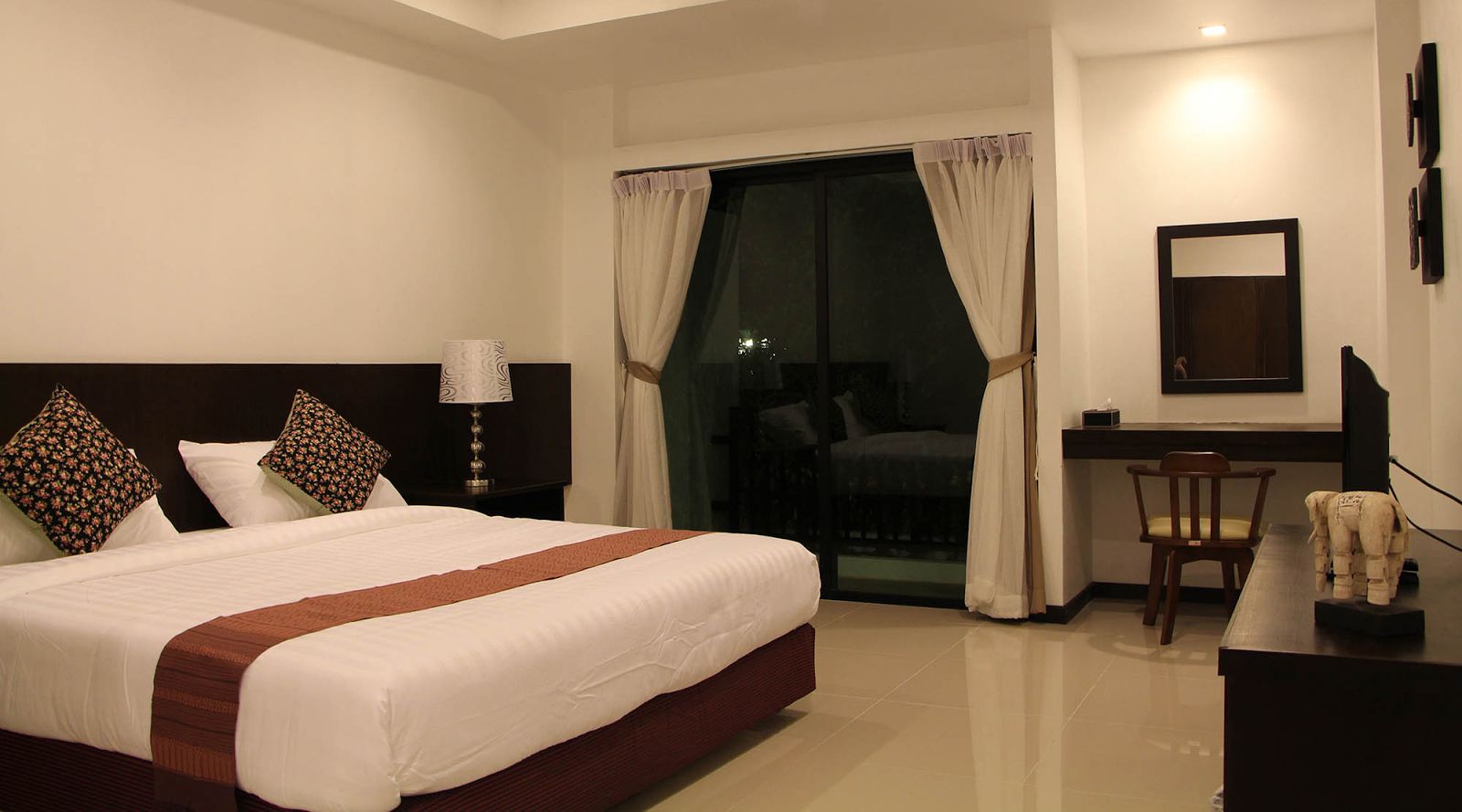 desk, rollaway beds, free wifi