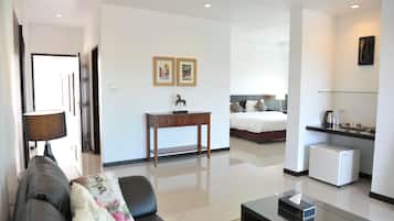 Suite, 1 Bedroom | Desk, rollaway beds, free WiFi