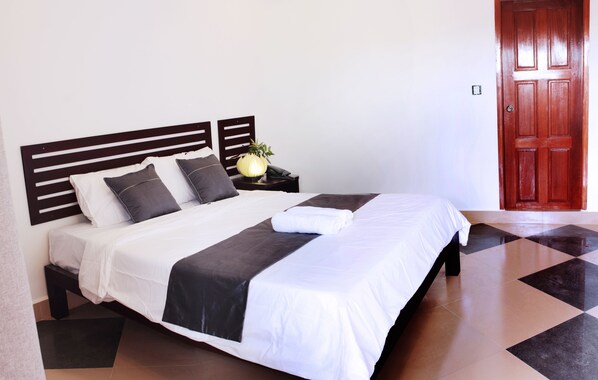 Standard Double Room, 1 Queen Bed | In-room safe, desk, free WiFi - Niisaii Apartment (Phnom Penh)