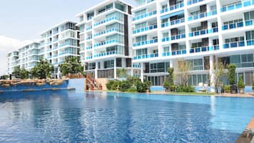 10 outdoor pools