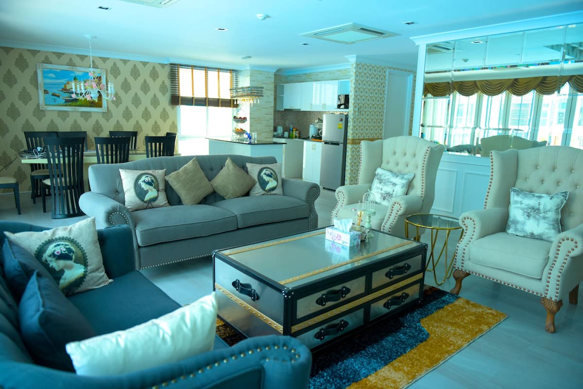 Duplex 3 Bedroom with Pool Access | Woonruimte | Een 40-inch ledtelevisie met digitale zenders en een televisie