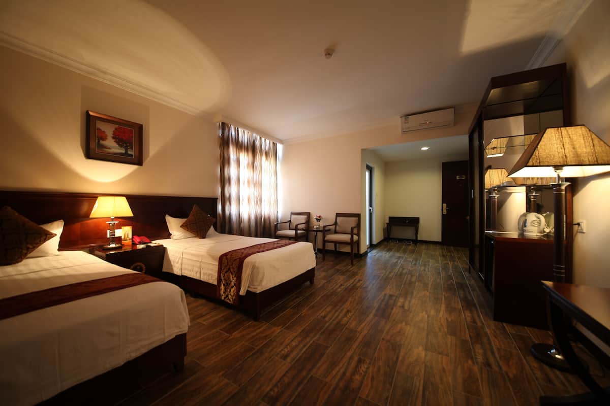 Executive Room | Minibar, in-room safe, desk, rollaway beds