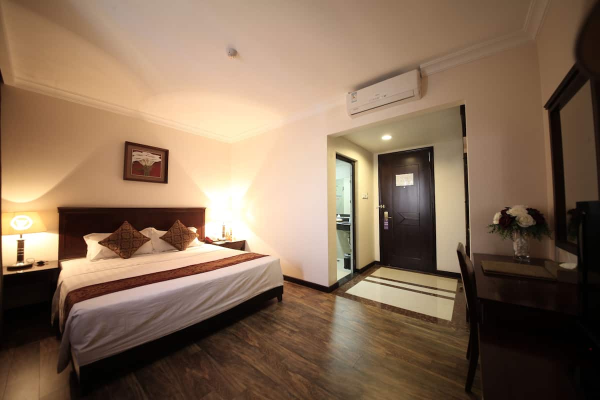 Deluxe Double Room | Minibar, in-room safe, desk, rollaway beds