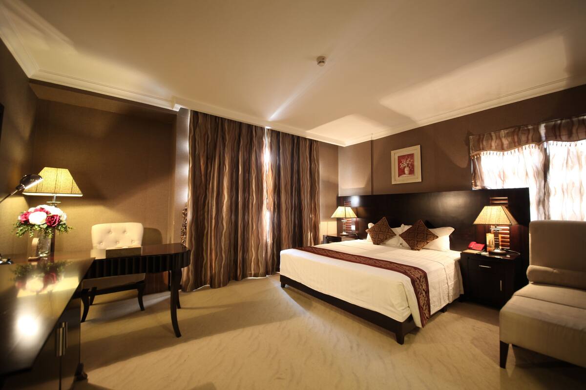 Level Suite | Minibar, in-room safe, desk, rollaway beds
