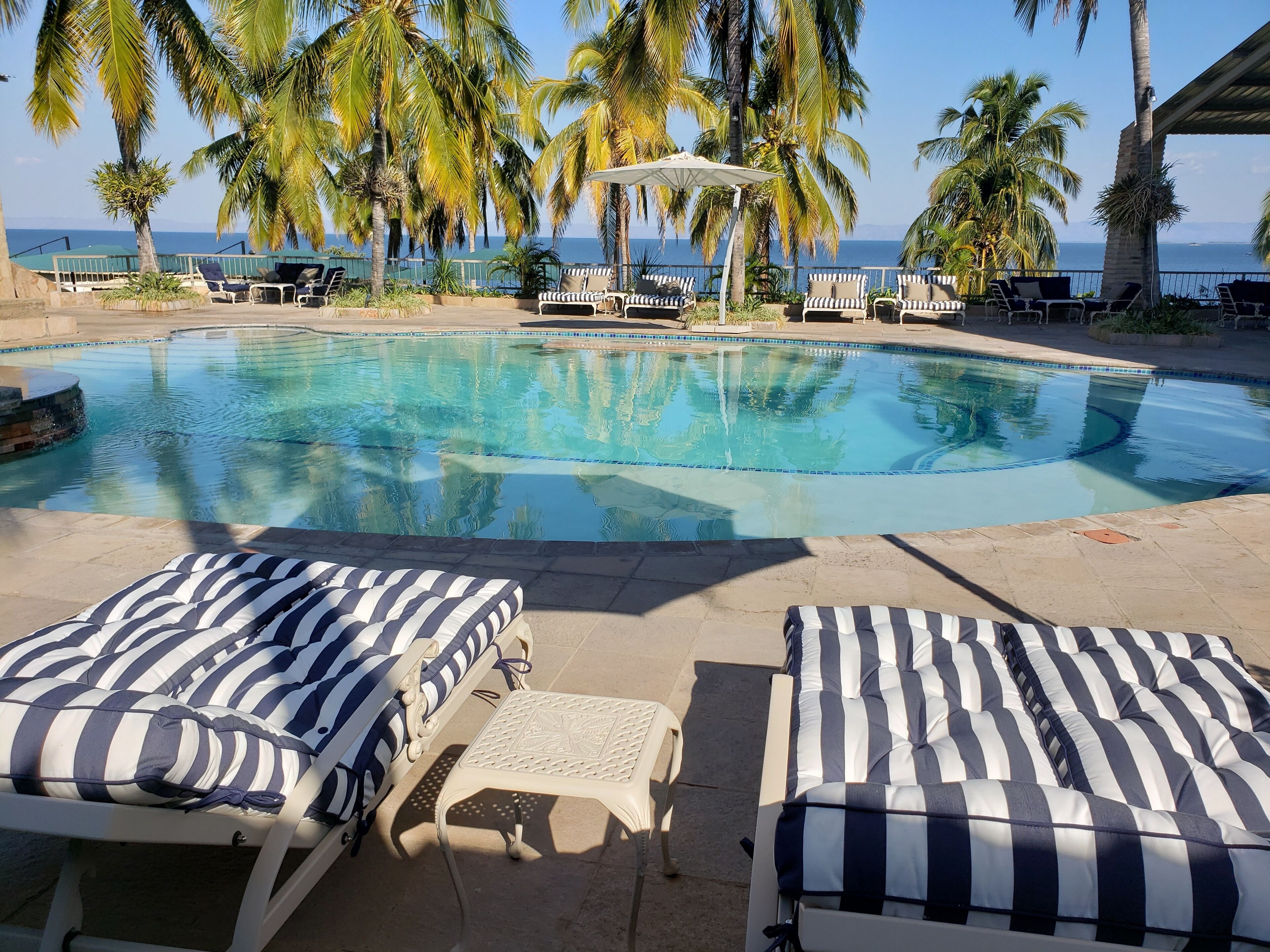 2 個室外泳池；躺椅