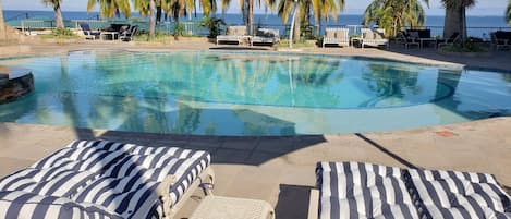 2 buitenzwembaden en ligstoelen